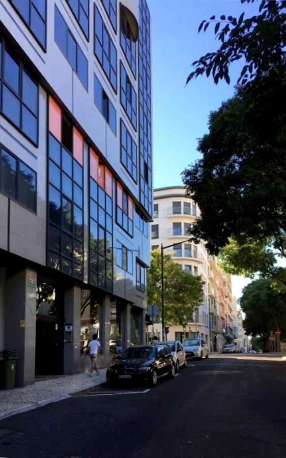 Gaze Out At The City In A Retro-Chic Getaway Lizbona Zewnętrze zdjęcie