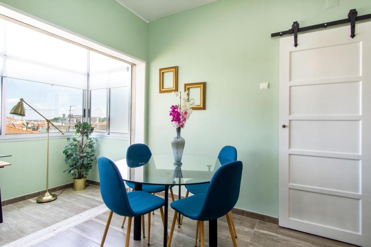 Gaze Out At The City In A Retro-Chic Getaway Lizbona Zewnętrze zdjęcie