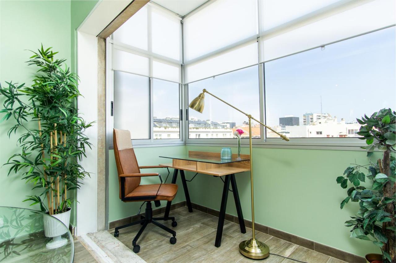 Gaze Out At The City In A Retro-Chic Getaway Lizbona Zewnętrze zdjęcie