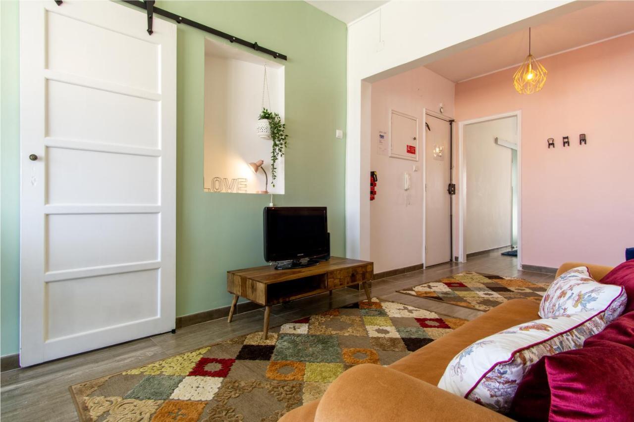 Gaze Out At The City In A Retro-Chic Getaway Lizbona Zewnętrze zdjęcie