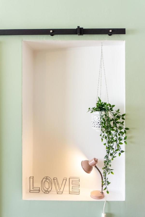 Gaze Out At The City In A Retro-Chic Getaway Lizbona Zewnętrze zdjęcie
