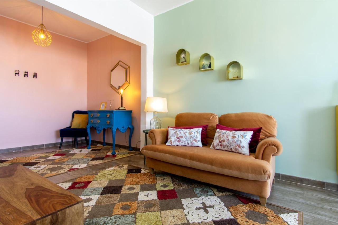 Gaze Out At The City In A Retro-Chic Getaway Lizbona Zewnętrze zdjęcie