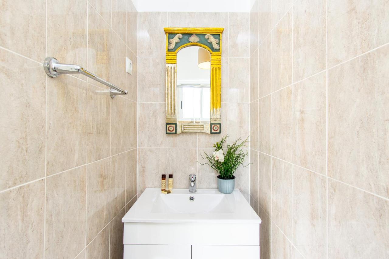 Gaze Out At The City In A Retro-Chic Getaway Lizbona Zewnętrze zdjęcie