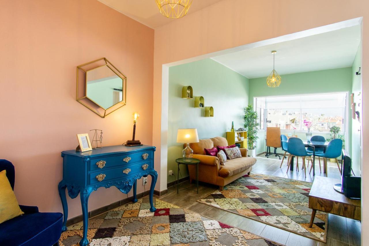 Gaze Out At The City In A Retro-Chic Getaway Lizbona Zewnętrze zdjęcie